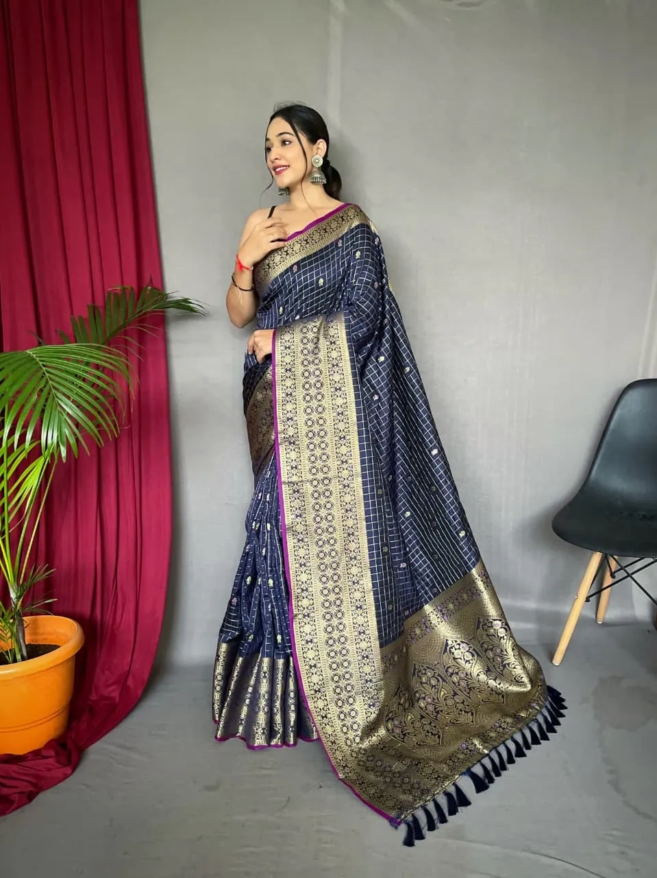 Checks Antique Weaving Handloom with Heavy Gold Big Jacquard Border and Meena Motifs Saree